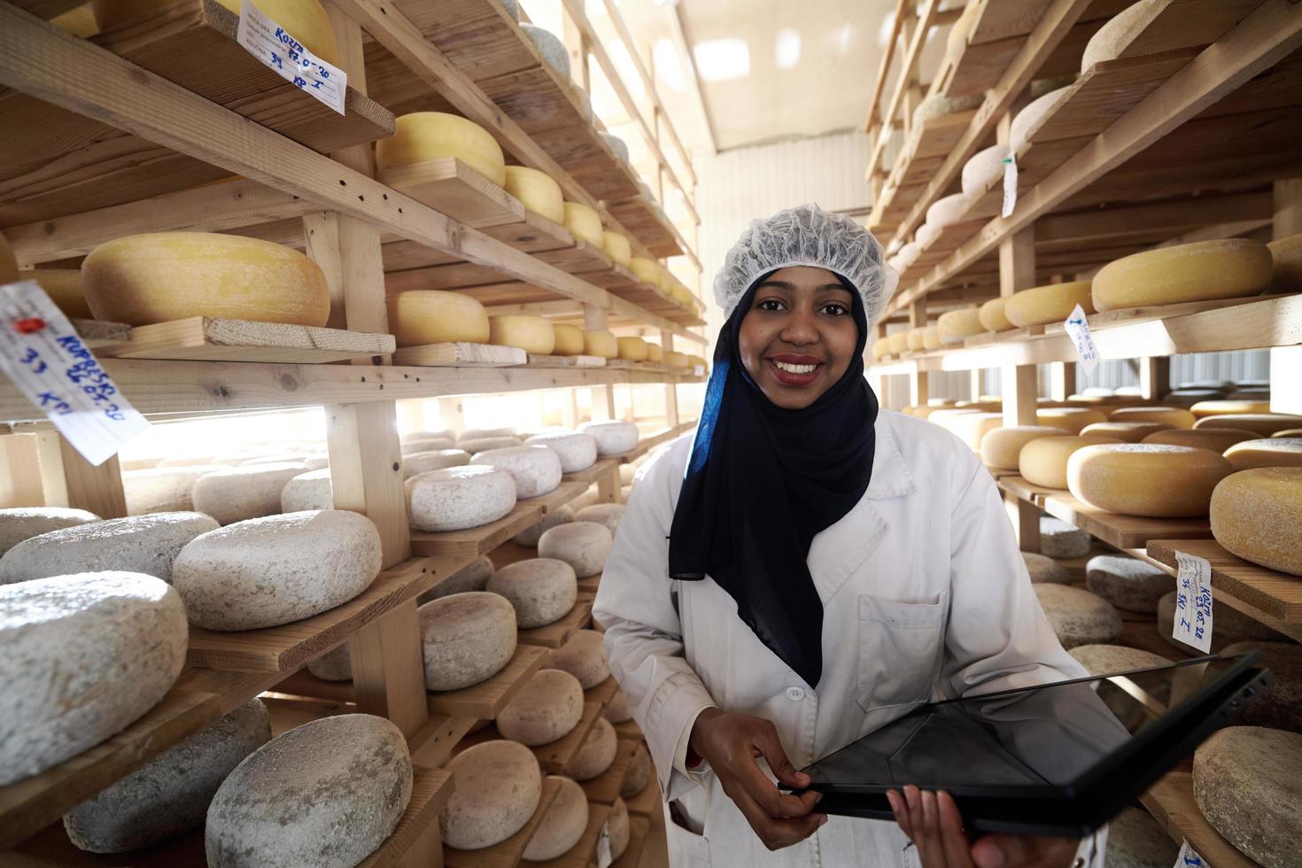 equipe de mulher de negócios na empresa de produção de queijo local foto