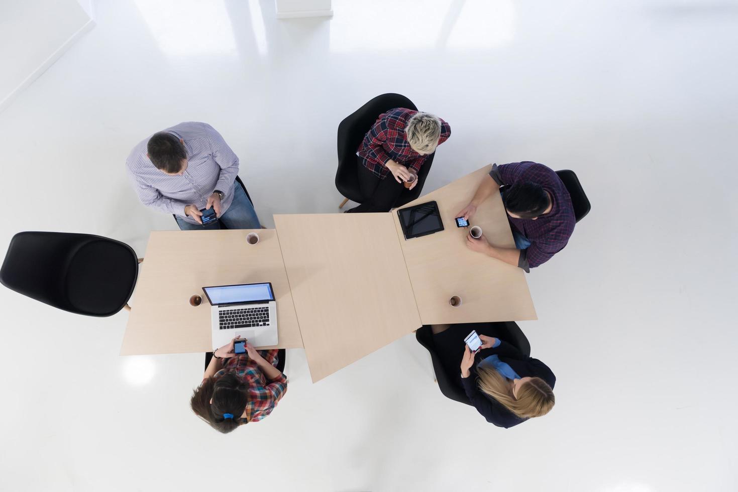 vista aérea do grupo de empresários na reunião foto