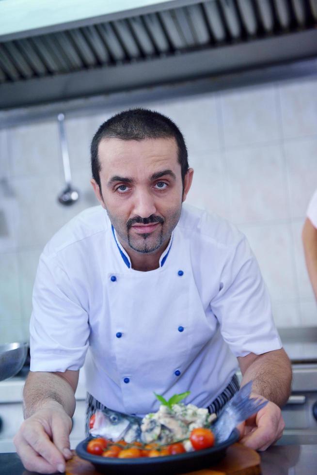 chef preparando comida foto