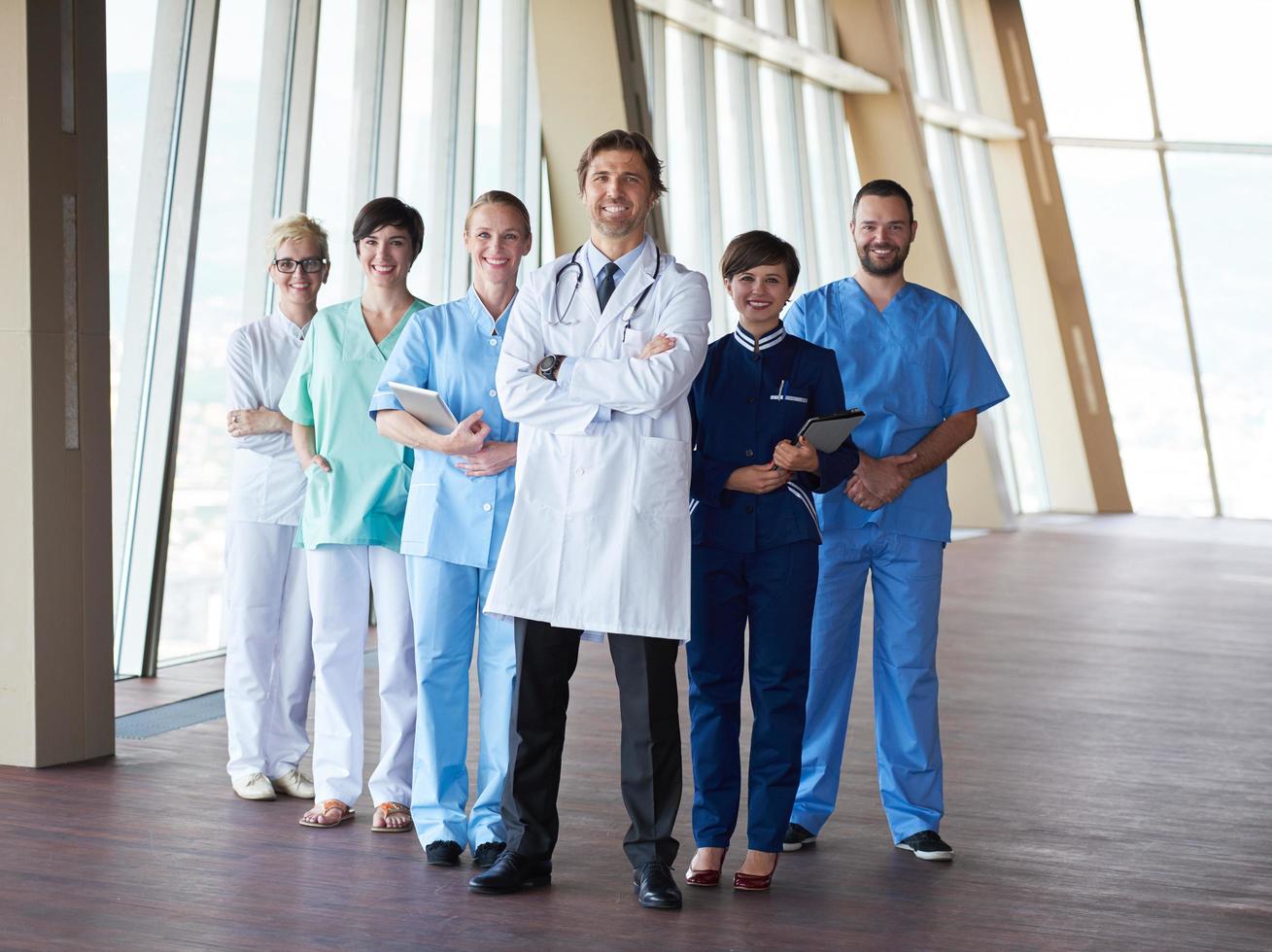 grupo de equipe médica no hospital foto