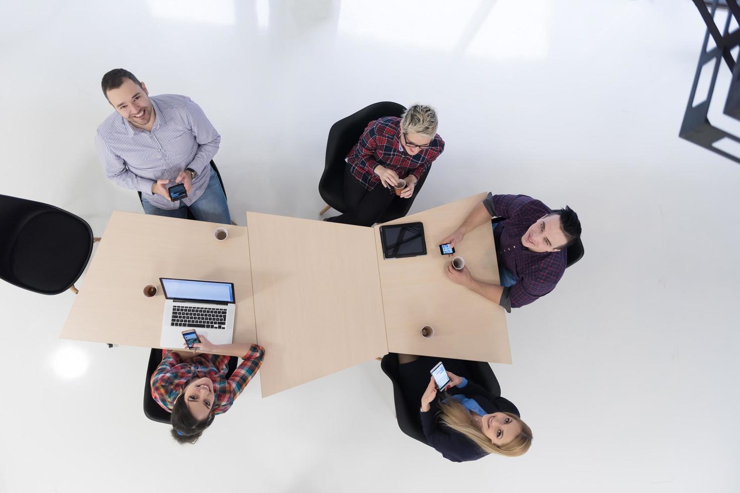 vista aérea do grupo de empresários na reunião foto