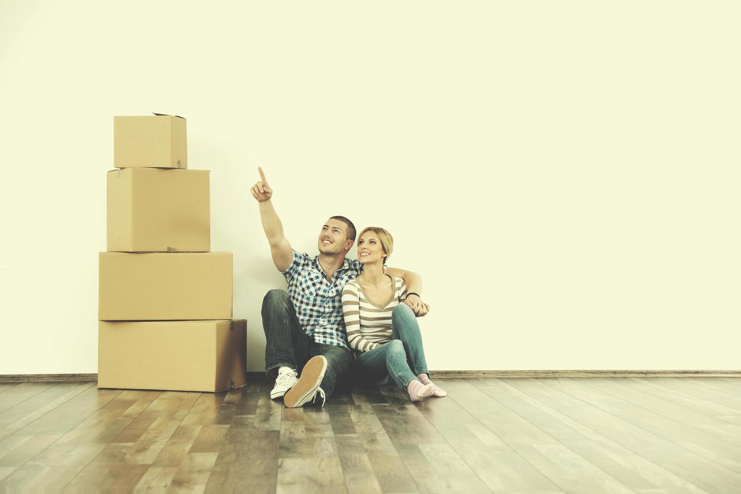 jovem casal se mudando para casa nova foto