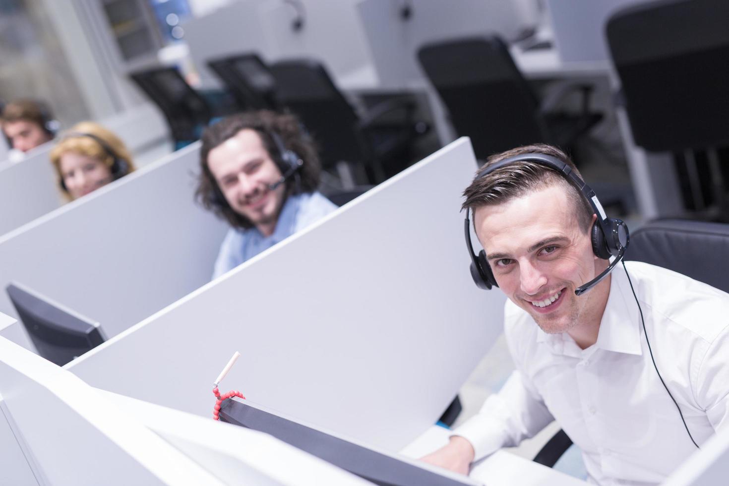 operador de call center masculino fazendo seu trabalho foto