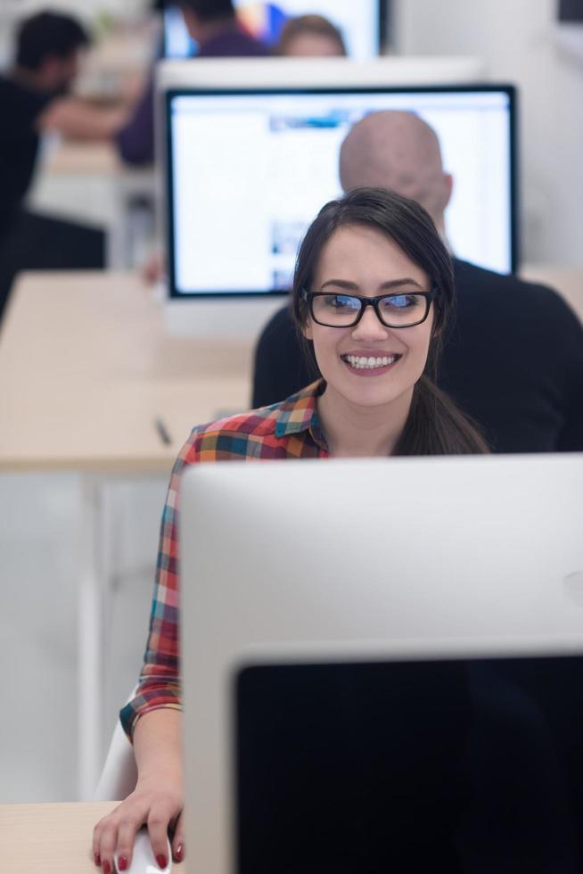 negócio de inicialização, mulher trabalhando no computador desktop foto