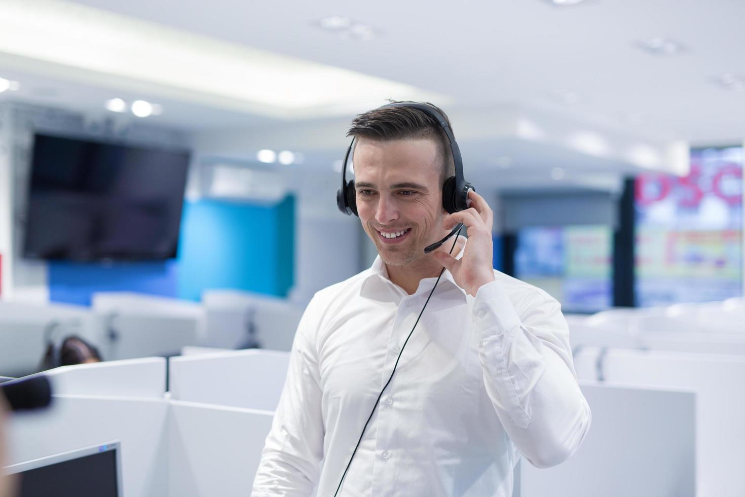 operador de call center masculino fazendo seu trabalho foto