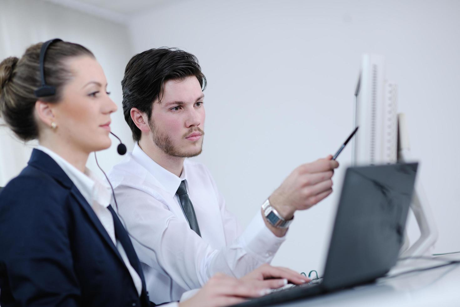 grupo de pessoas de negócios trabalhando no escritório de atendimento ao cliente e helpdesk foto