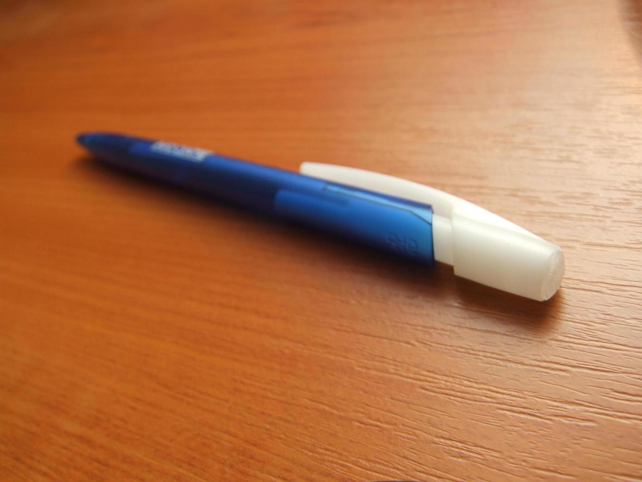 caneta azul na mesa foto