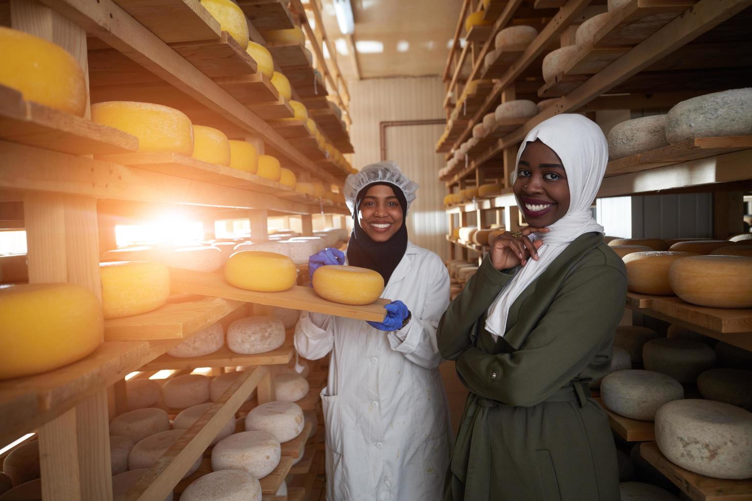 equipe de mulher de negócios na empresa de produção de queijo local foto