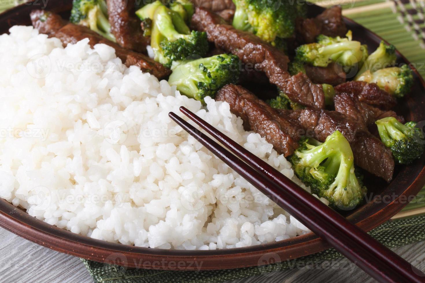 carne asiática com macro brócolis e arroz. horizontal foto