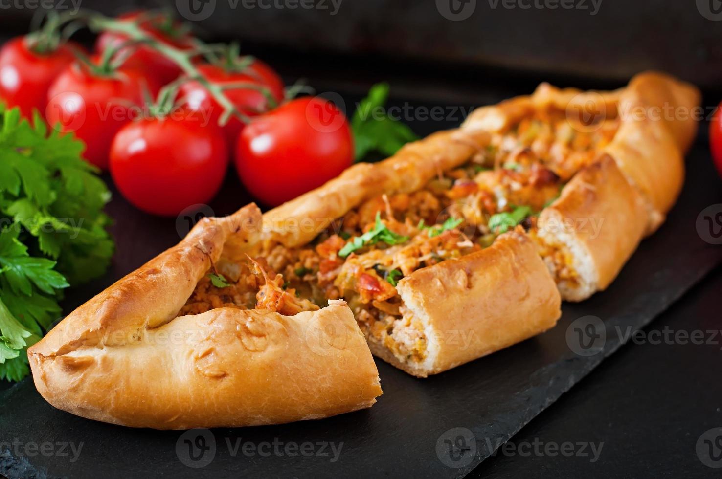 comida tradicional turca de pide com carne e legumes foto