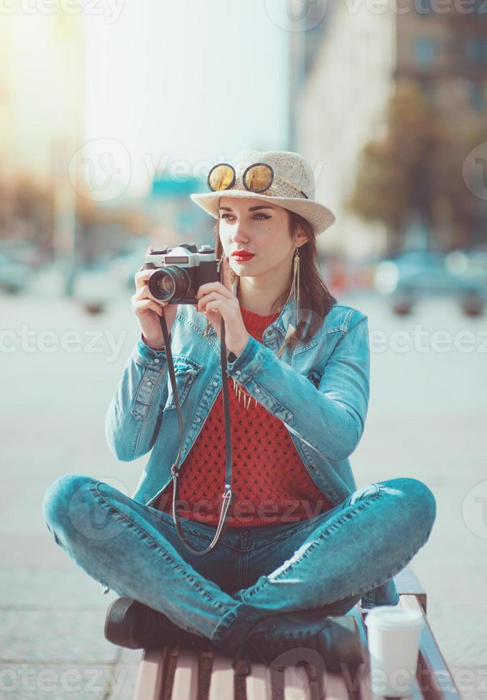 garota hippie com câmera retro foto