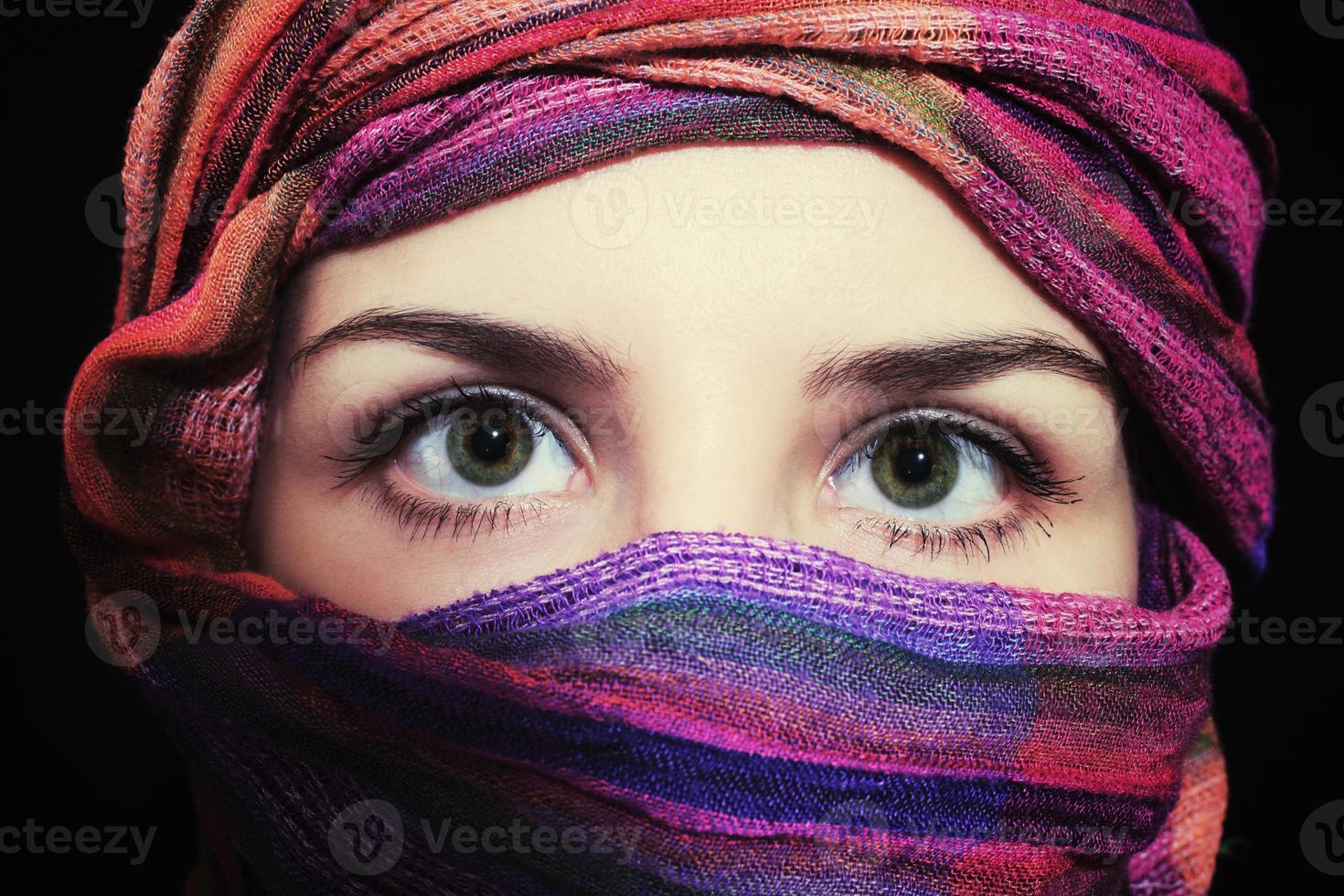 retrato de mulher bonita de olhos verdes em hijab foto