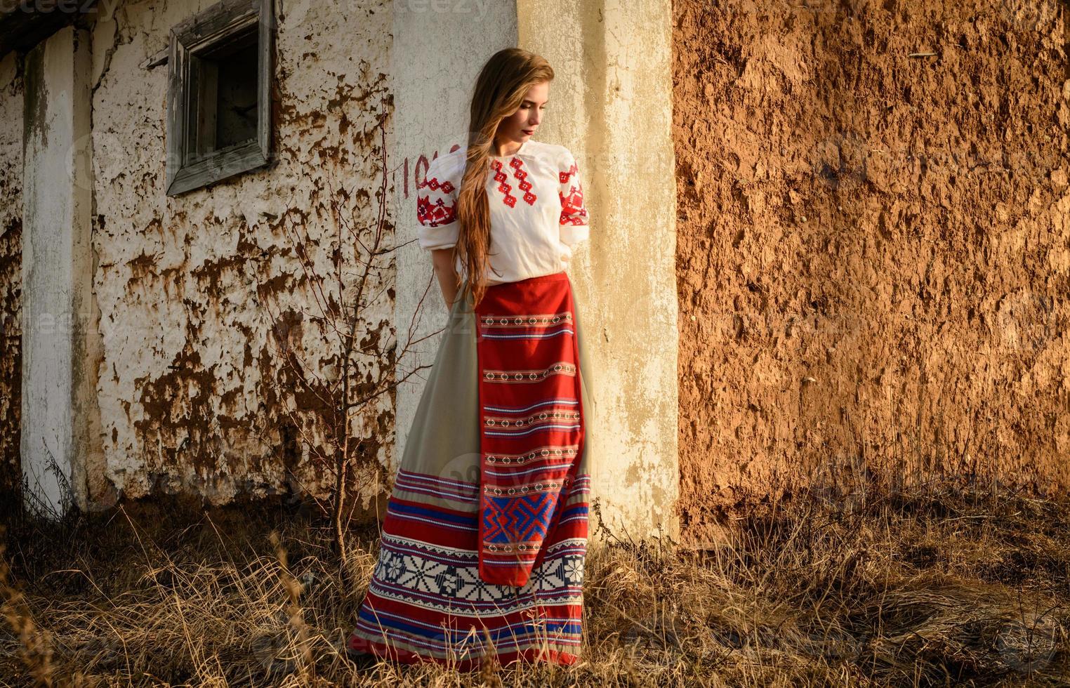 jovem mulher eslava bielorrusso nacional original roupa ao ar livre foto