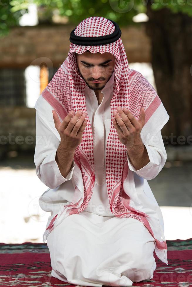 homem muçulmano rezando na mesquita foto