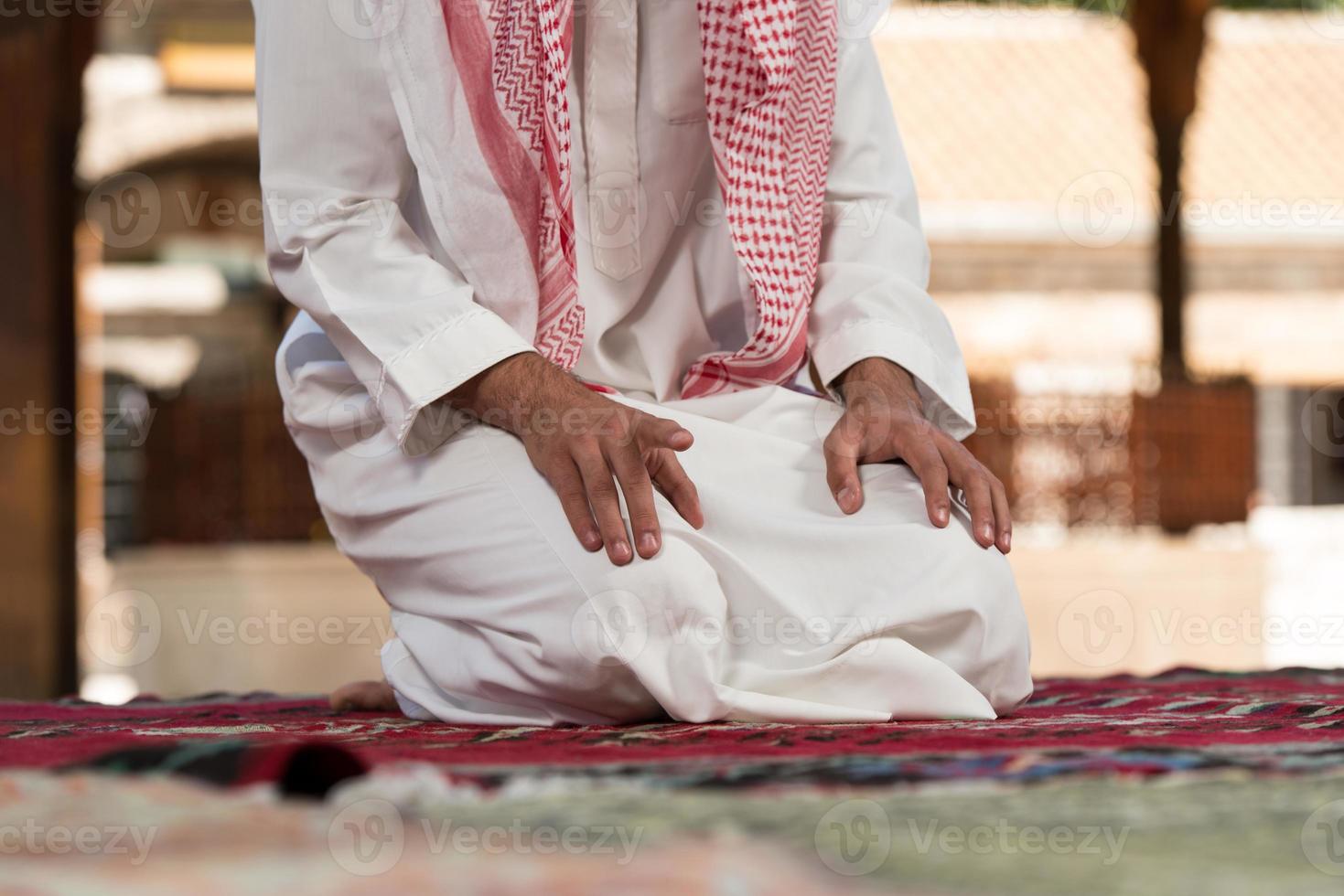 close-up de mãos masculinas rezando na mesquita foto