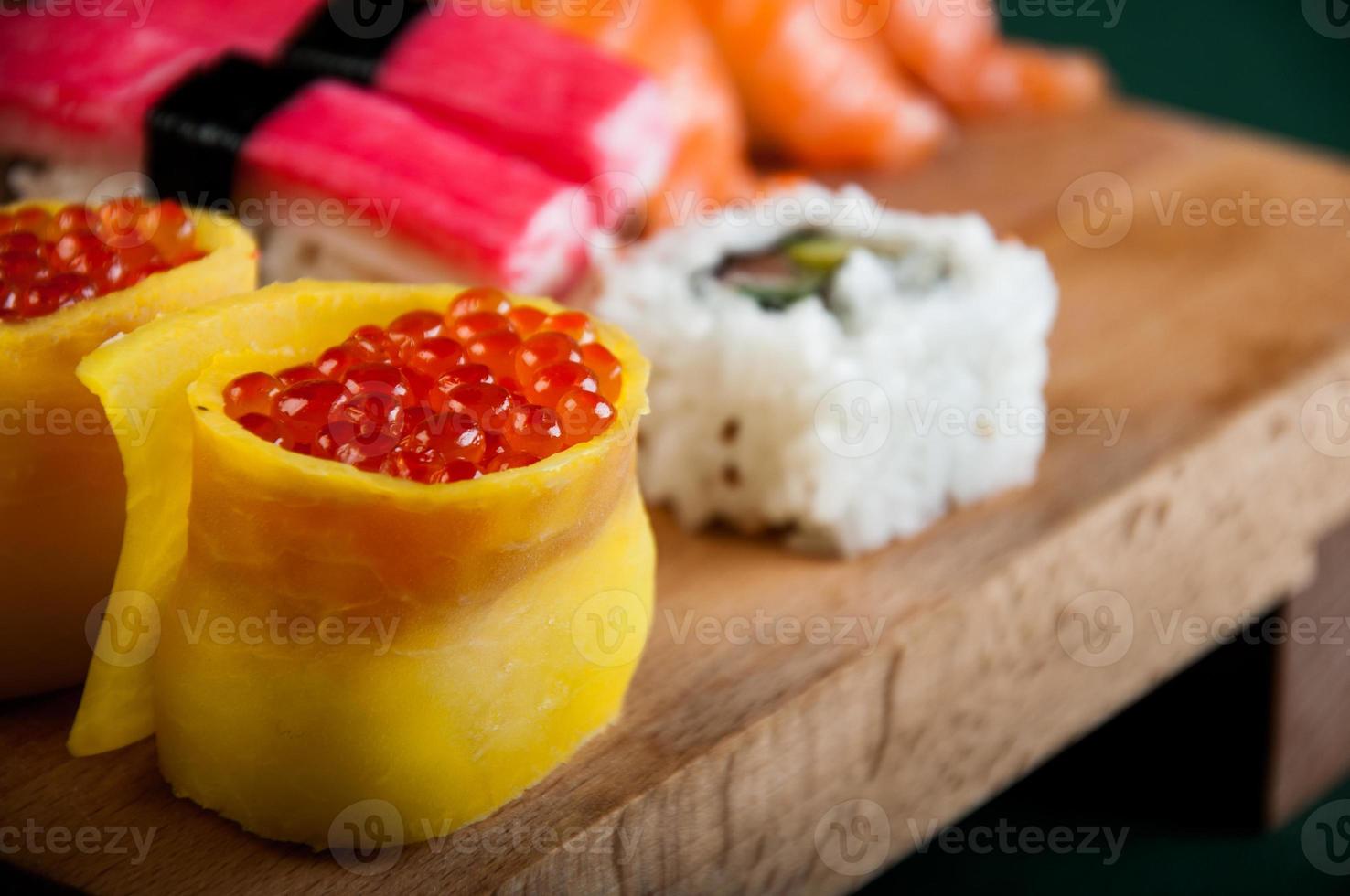 almoço japonês, conjunto de sushi fresco foto