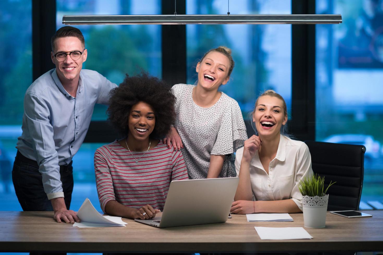 equipe de negócios de inicialização multiétnica no escritório noturno foto