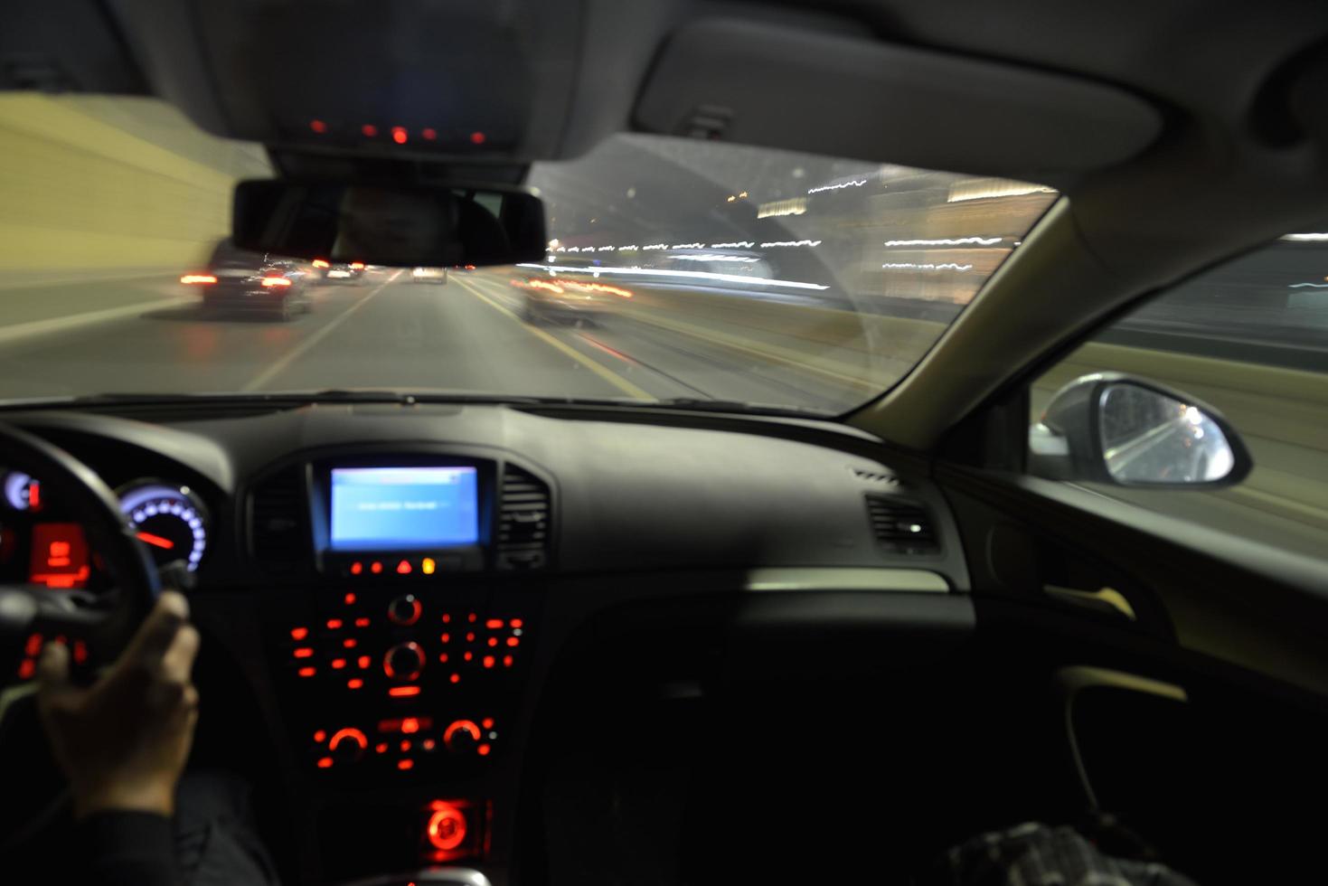 condução noturna de carro foto