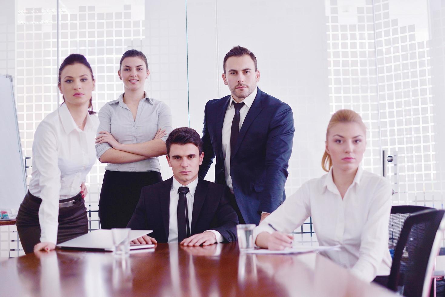 pessoas de negócios em uma reunião no escritório foto