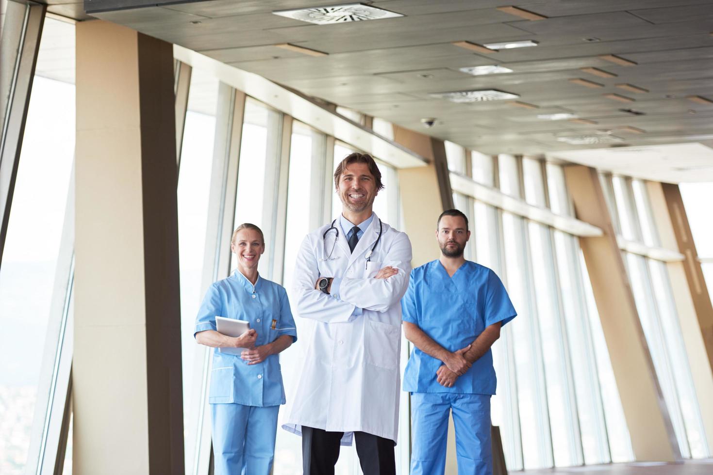 grupo de equipe médica no hospital foto