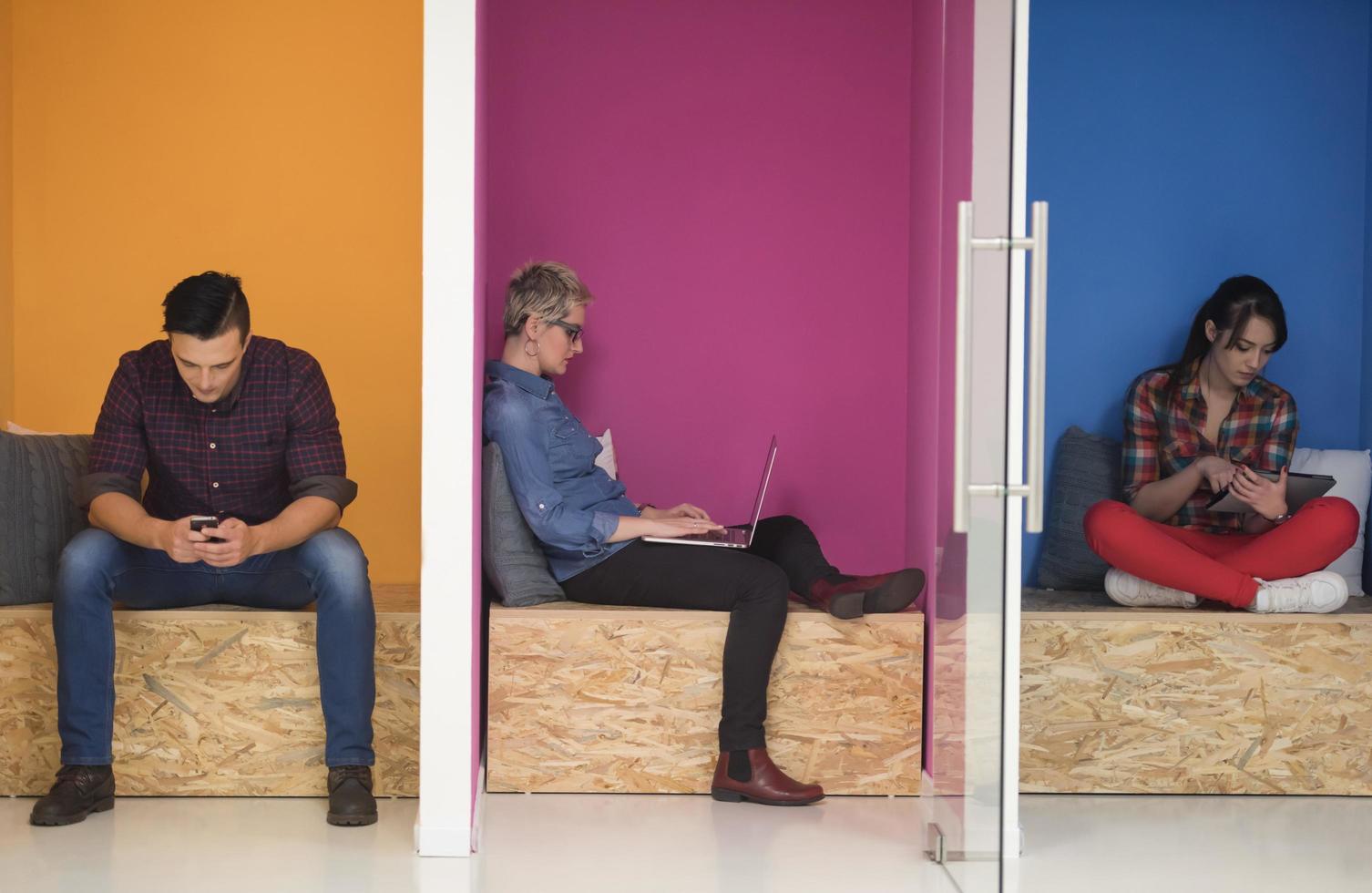 grupo de empresários no espaço de trabalho criativo foto