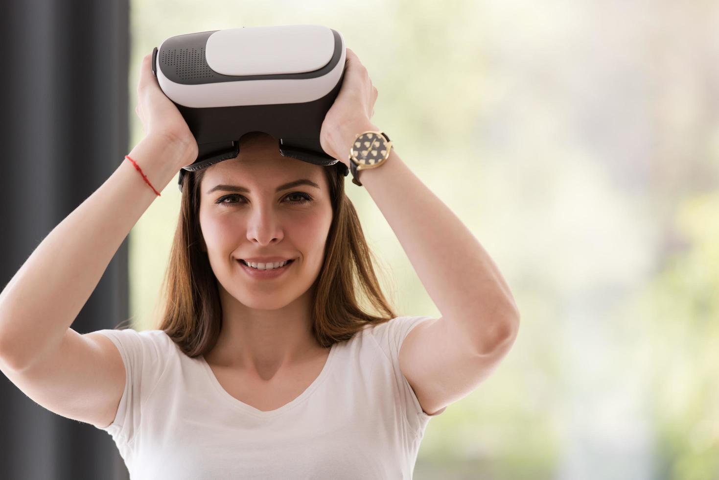 mulher usando óculos vr-headset de realidade virtual foto