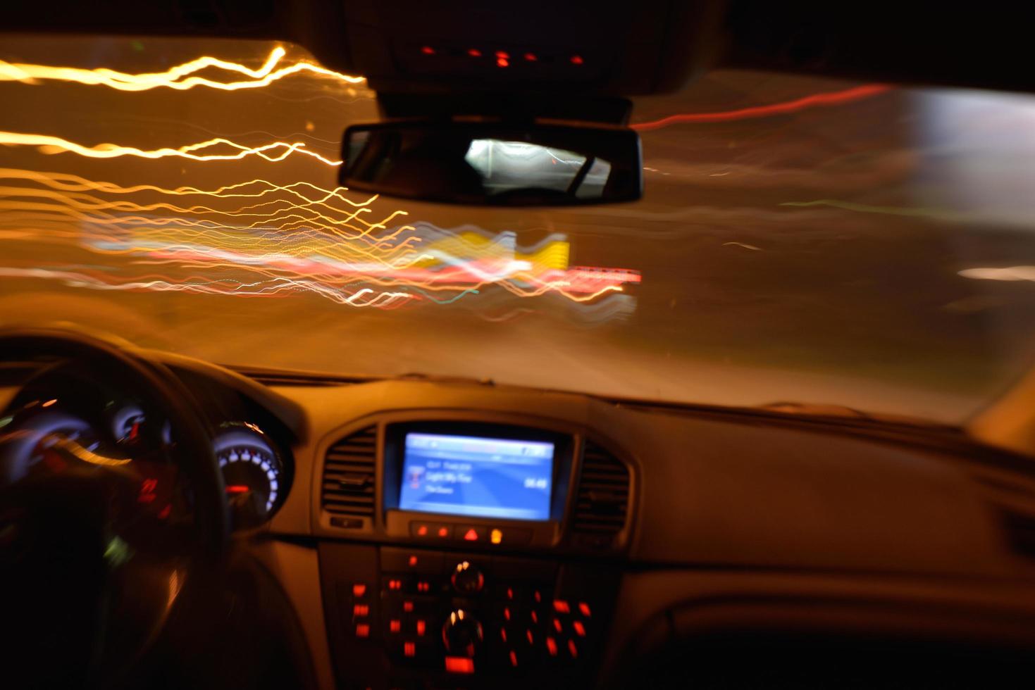 condução noturna de carro foto