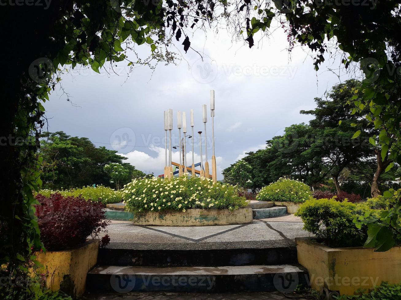 atmosfera nublada da manhã em um parque na ilha de lombok foto