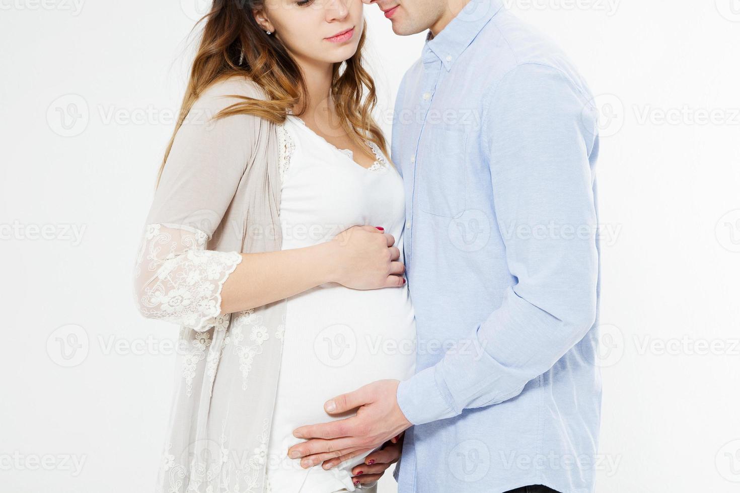 lindo casal jovem esperando bebê juntos e tocando a barriga isolada no fundo branco. foto