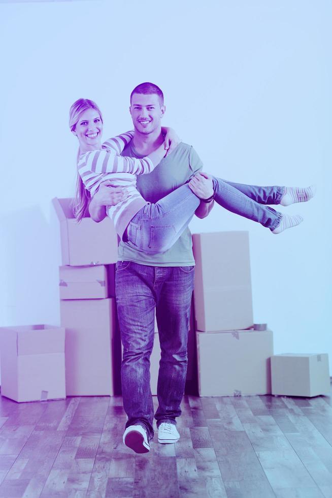 jovem casal se mudando para casa nova foto