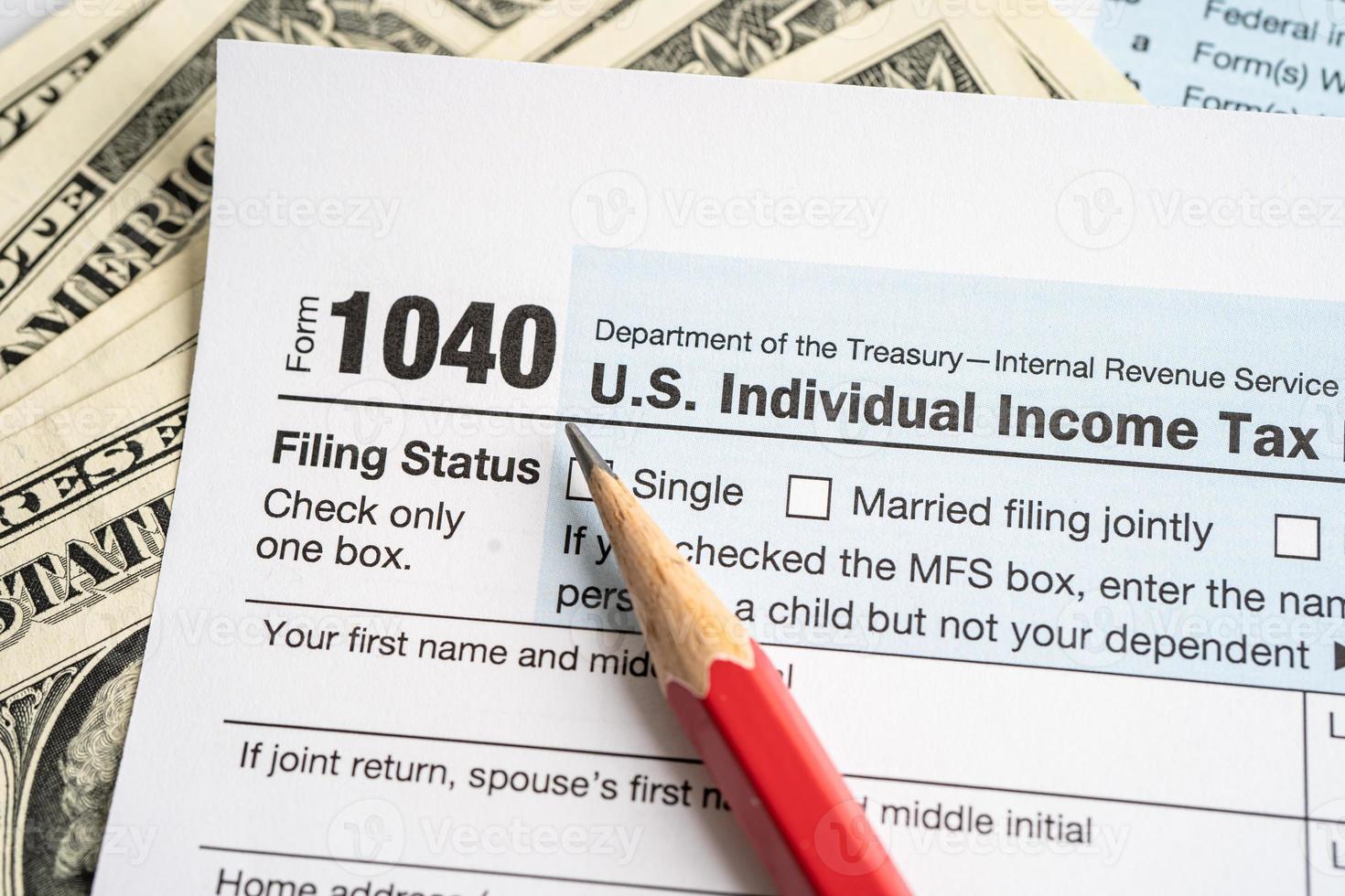 formulário de declaração de imposto 1040 com bandeira dos eua américa e notas de dólar, renda individual dos eua. foto