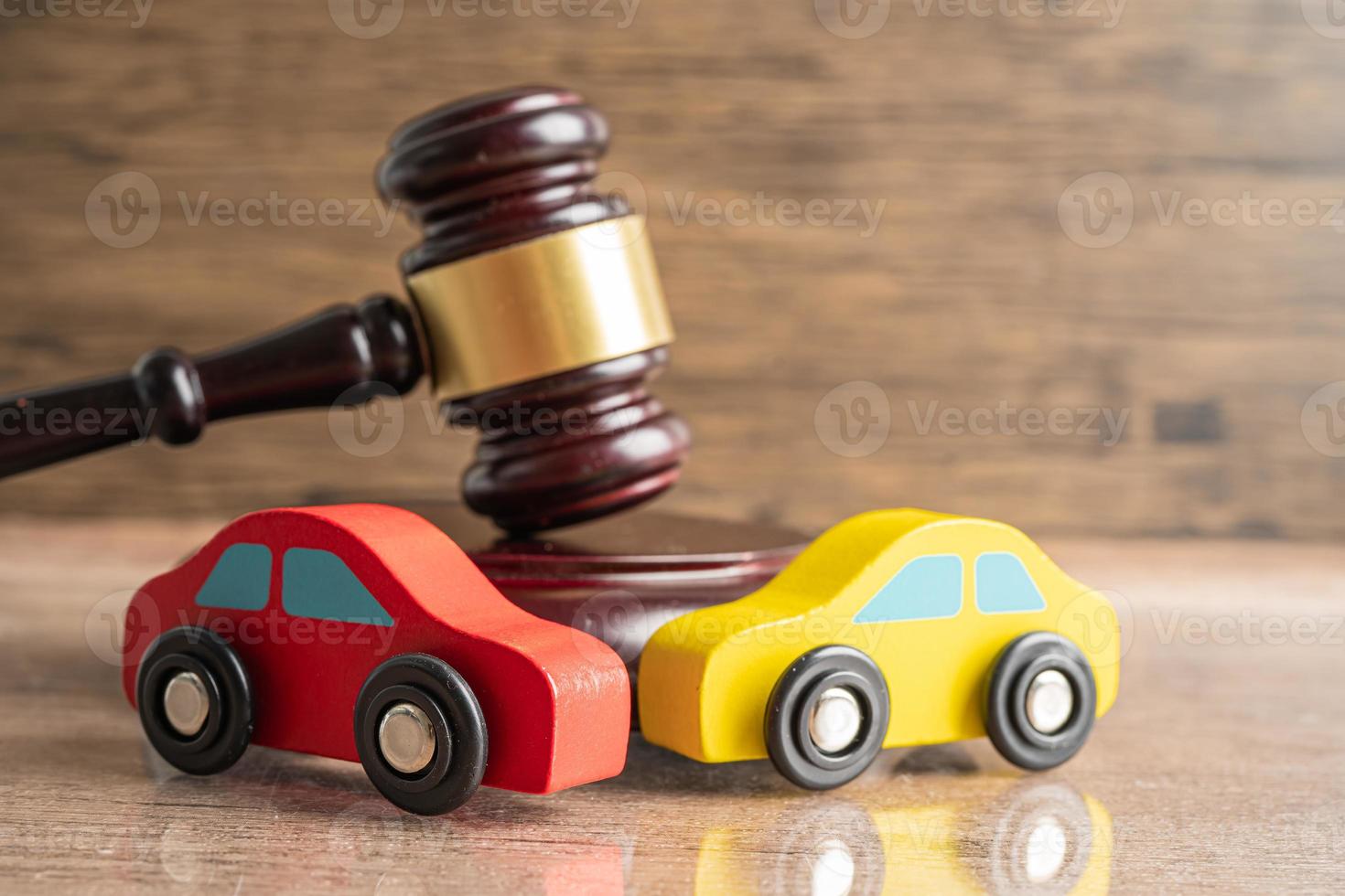 martelo martelo juiz com acidente de carro, processo judicial de reivindicação de cobertura de seguro. foto