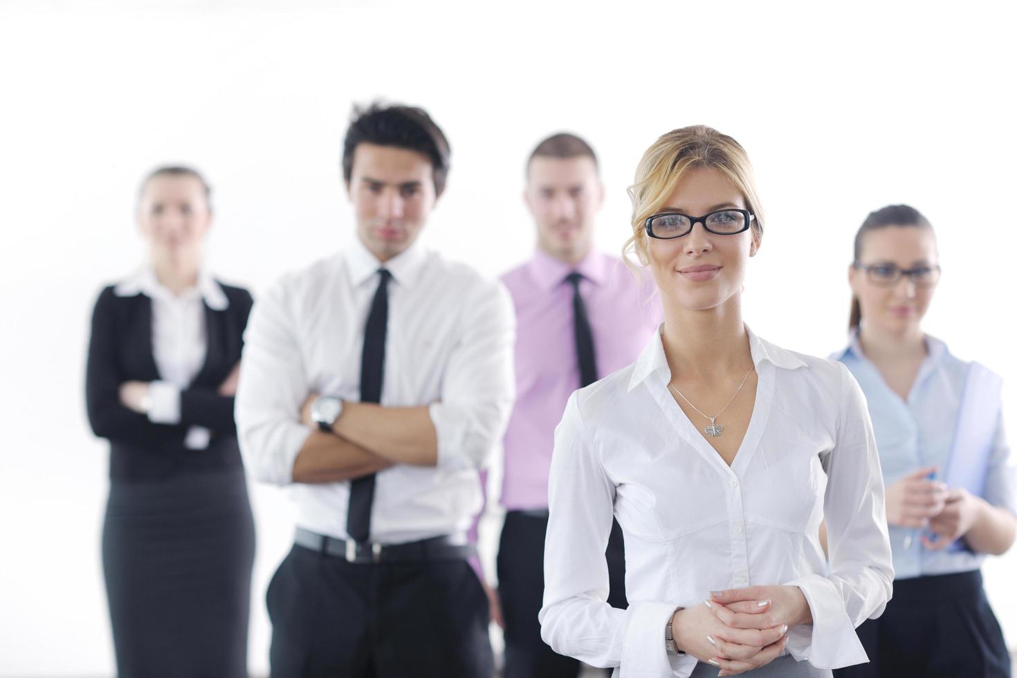 mulher de negócios em pé com sua equipe em segundo plano foto