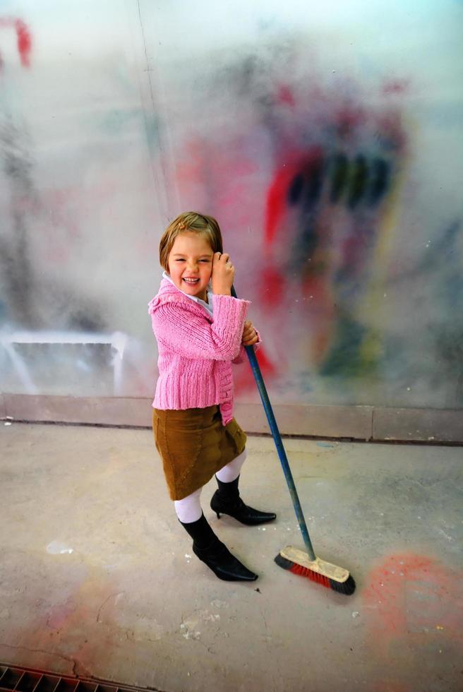 menina bonitinha se divertindo foto