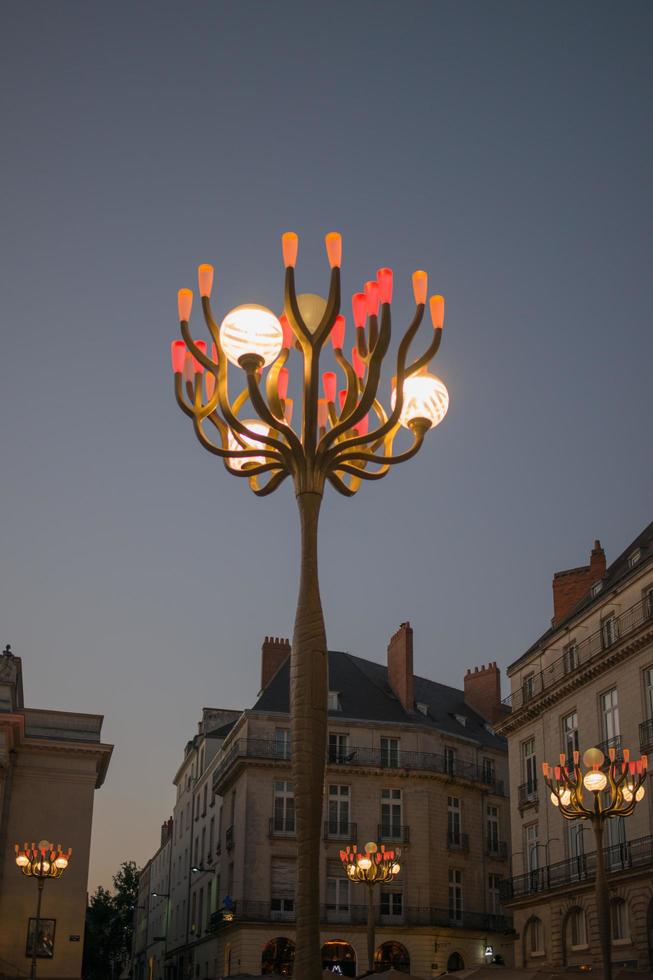 bela lâmpada de rua à noite. coloque graslin, nantes. prédios ao redor. foto