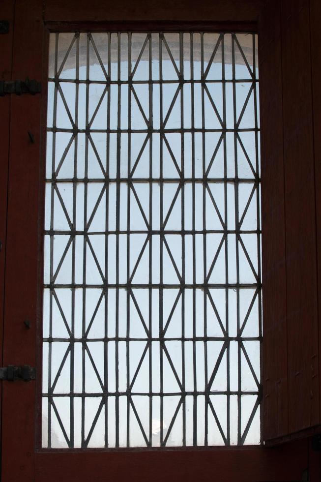 janela com um antigo padrão geométrico. castelo de nantes. foto