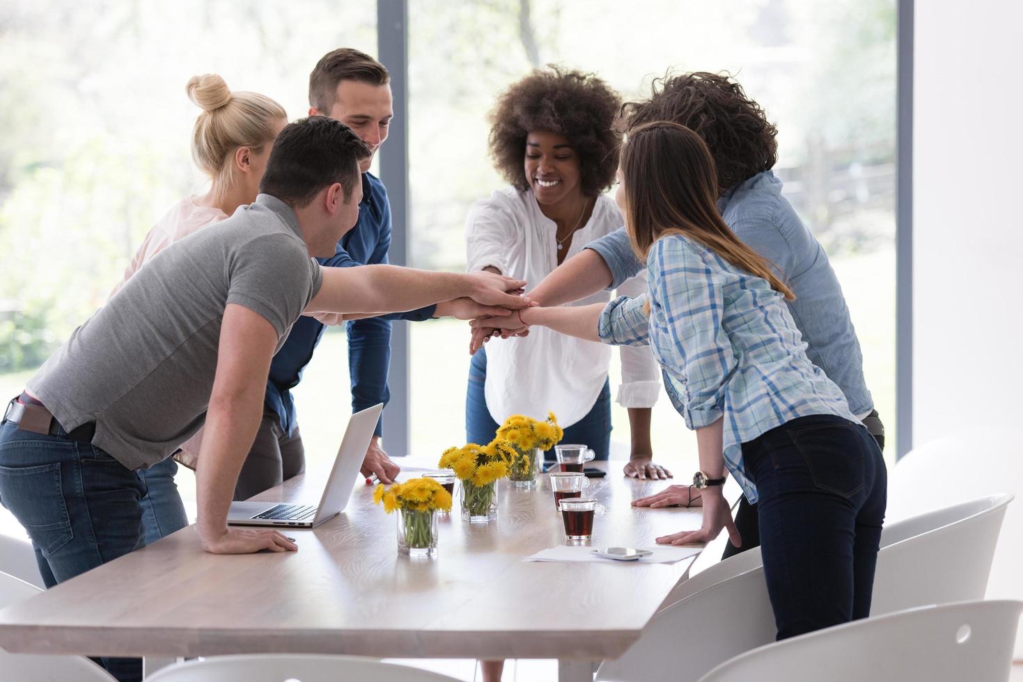 grupo de inicialização multiétnica de jovens empresários comemorando o sucesso foto