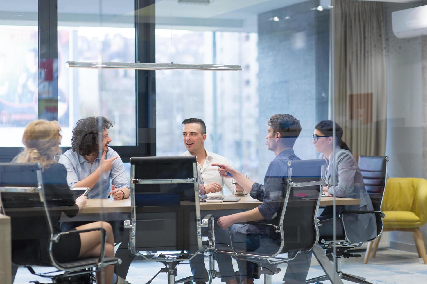 equipe de negócios de inicialização em uma reunião no prédio de escritórios moderno foto