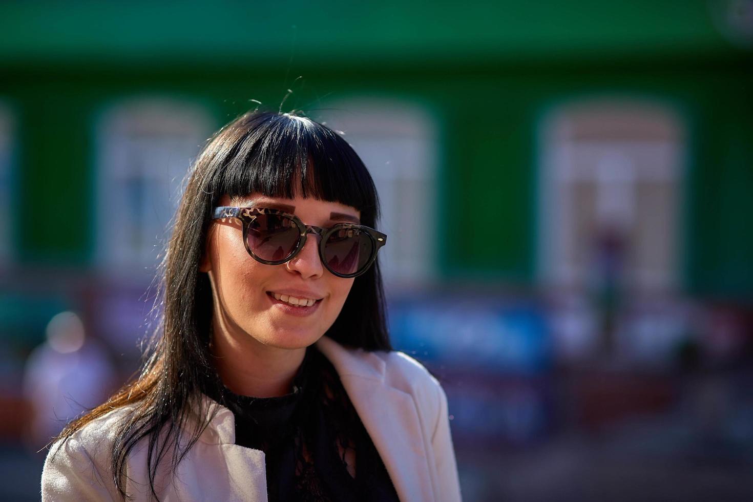 linda jovem com cabelo preto, óculos de sol. juventude, felicidade, dia ensolarado de verão, retrato foto