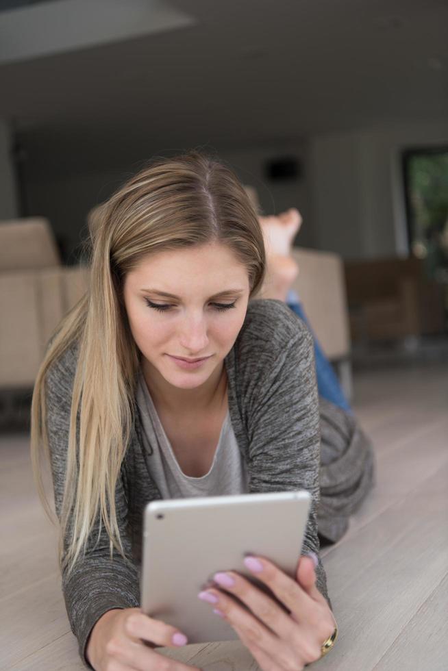 mulheres jovens usavam computador tablet no chão foto