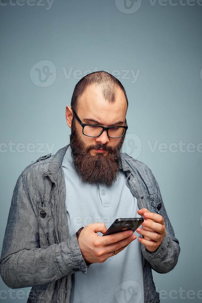 homem pensativo de estilo de vida com barba e telefone, plano de fundo, copyspace. foto