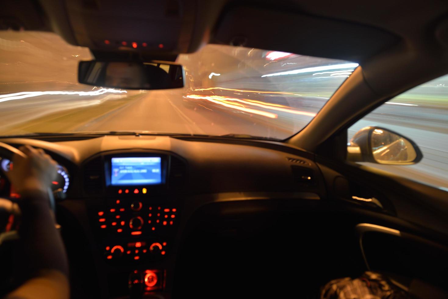 condução noturna de carro foto