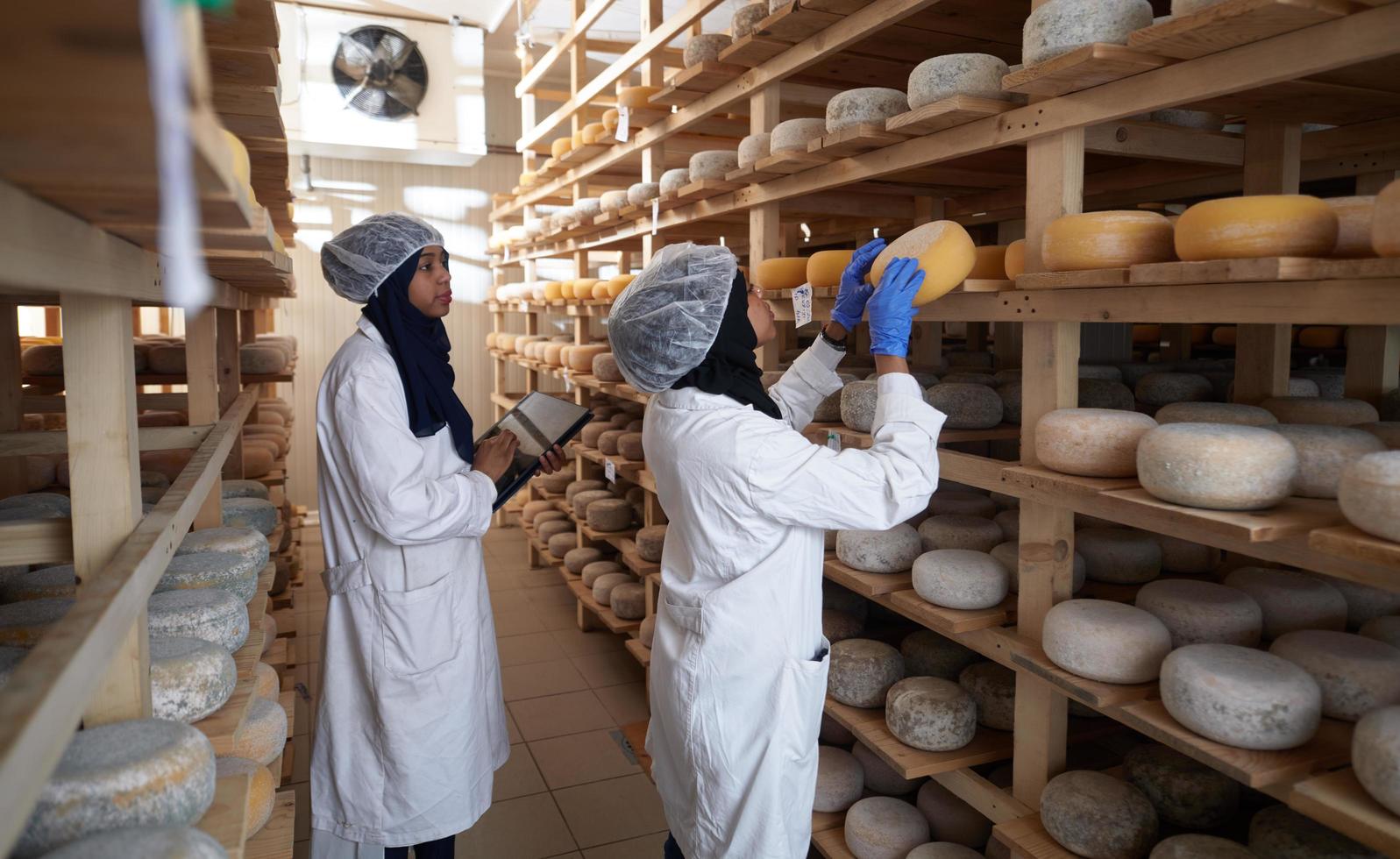 equipe de mulher de negócios na empresa de produção de queijo local foto