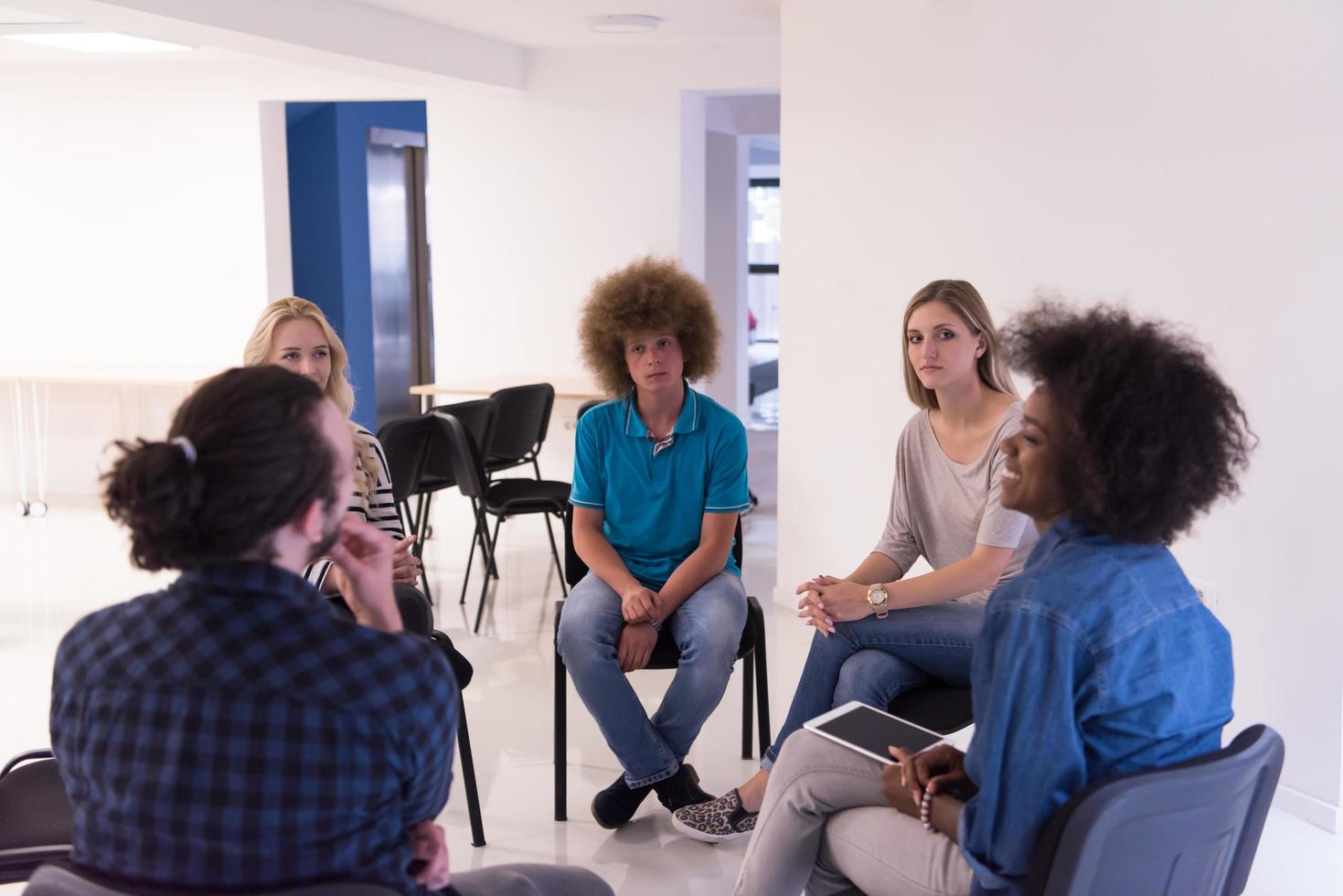 equipe de negócios de inicialização multiétnica na reunião foto