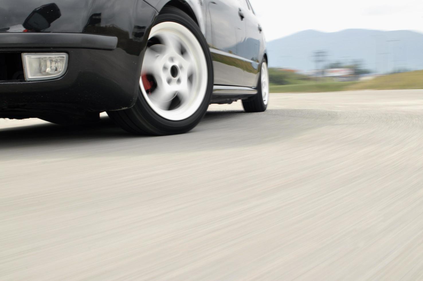 carro rápido em movimento com desfoque de movimento foto