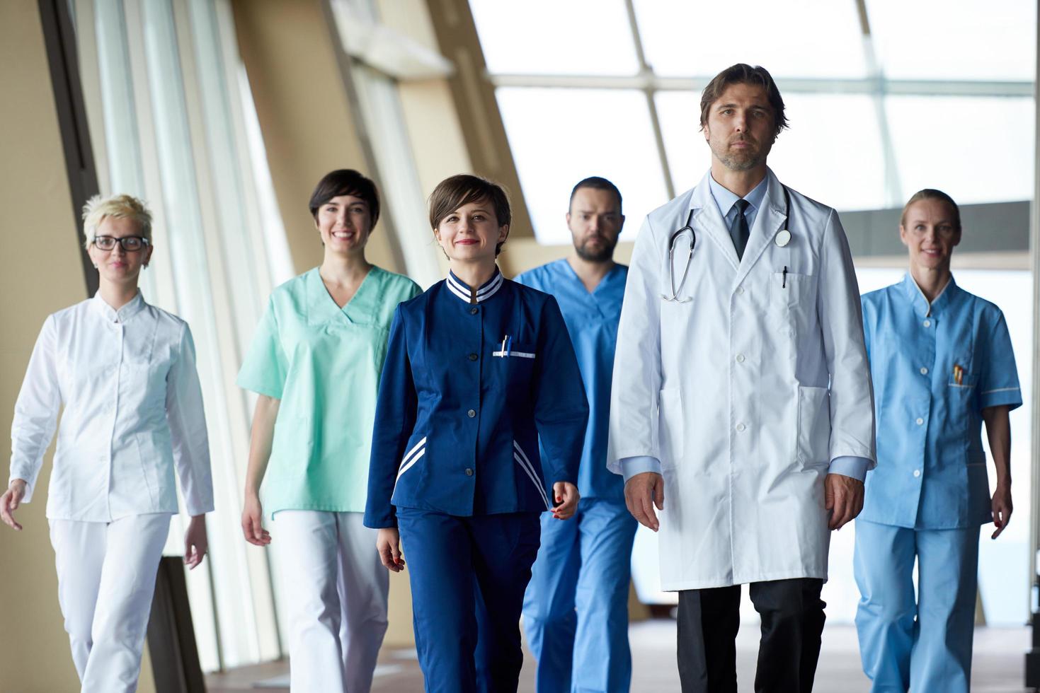 equipe de médicos caminhando foto