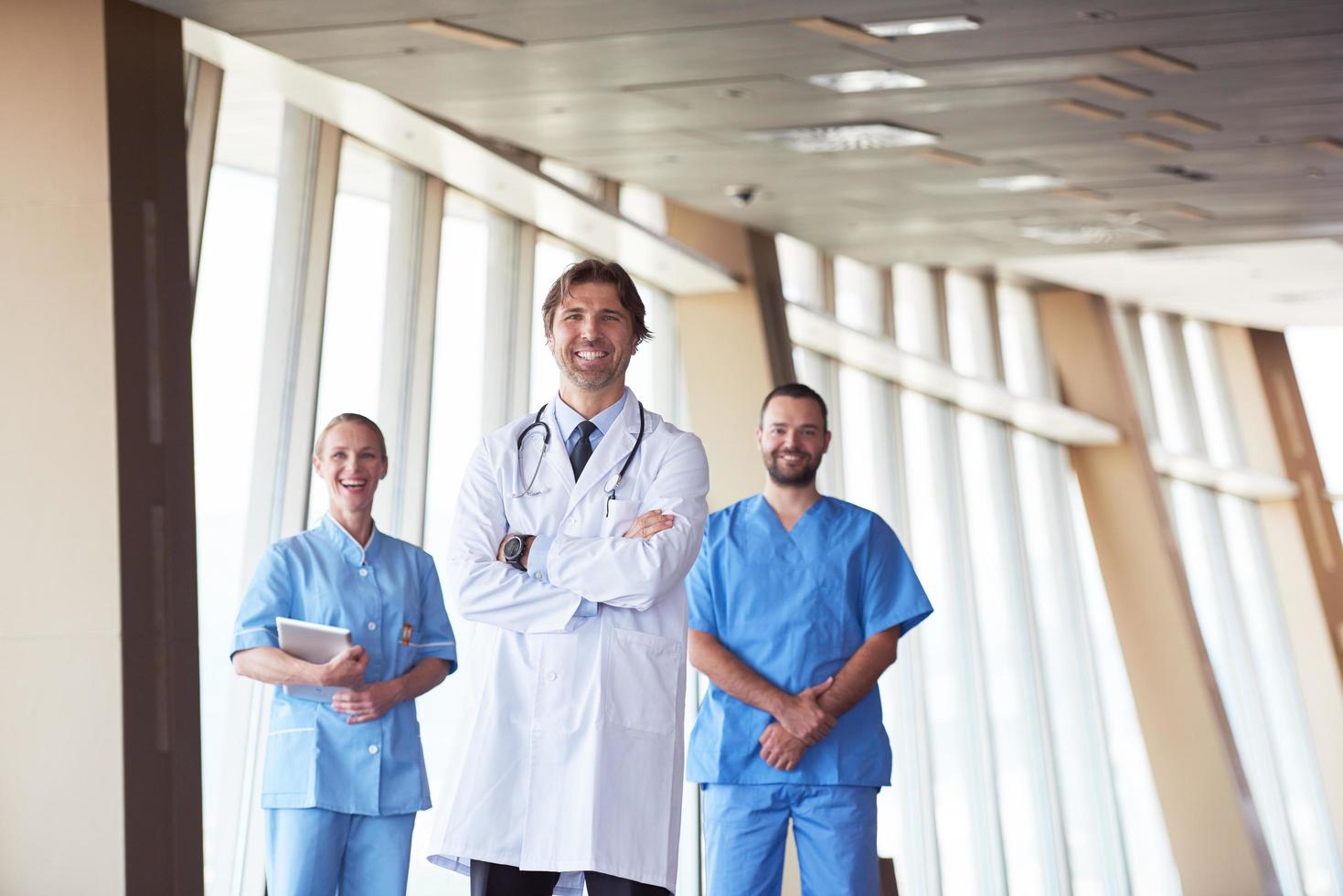 grupo de equipe médica no hospital foto