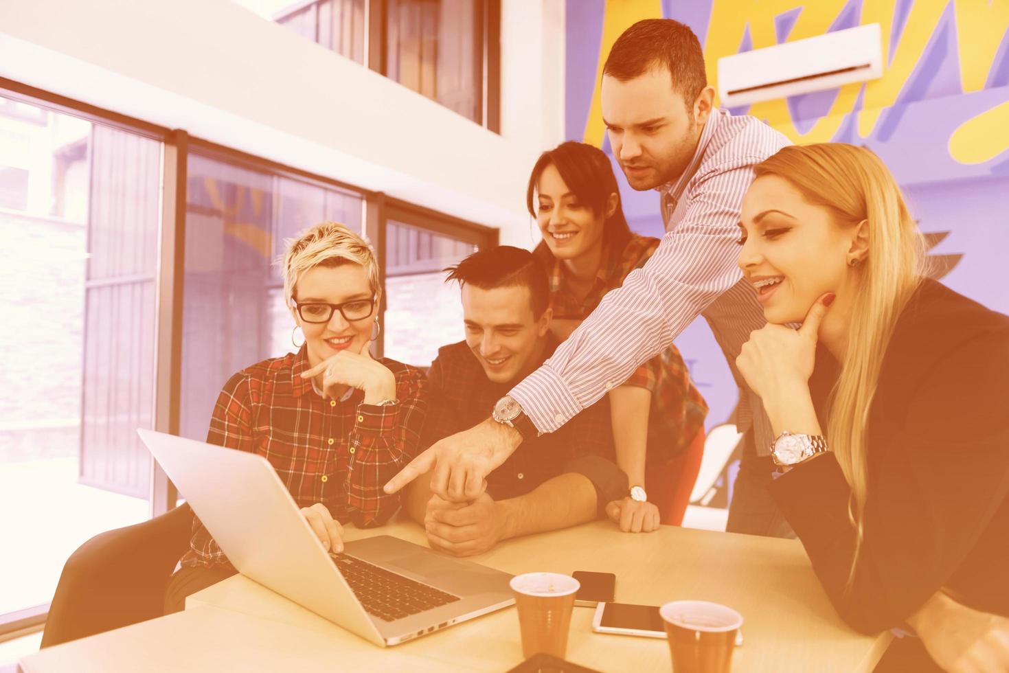 equipe de negócios de inicialização em reunião no escritório moderno foto