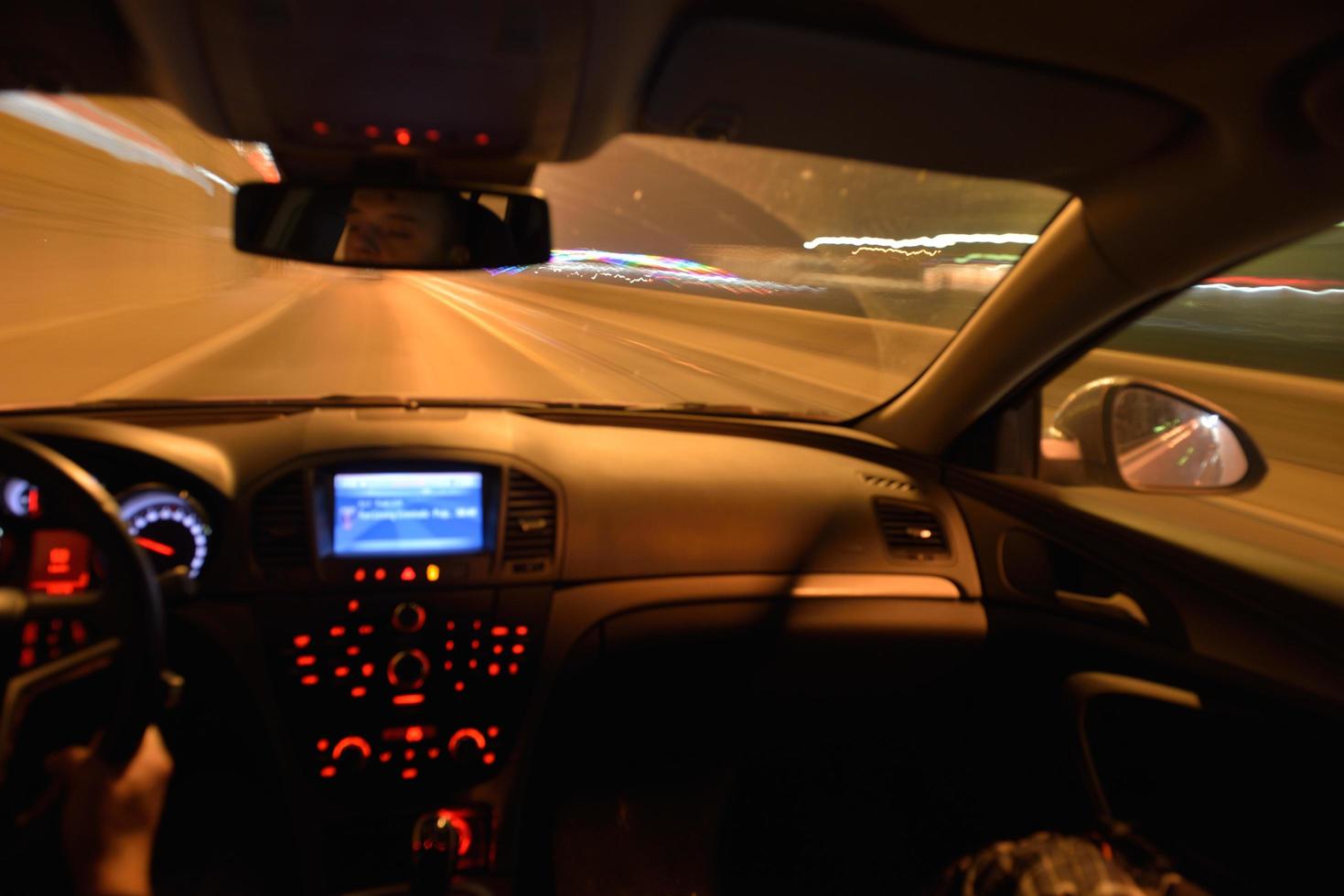 condução noturna de carro foto