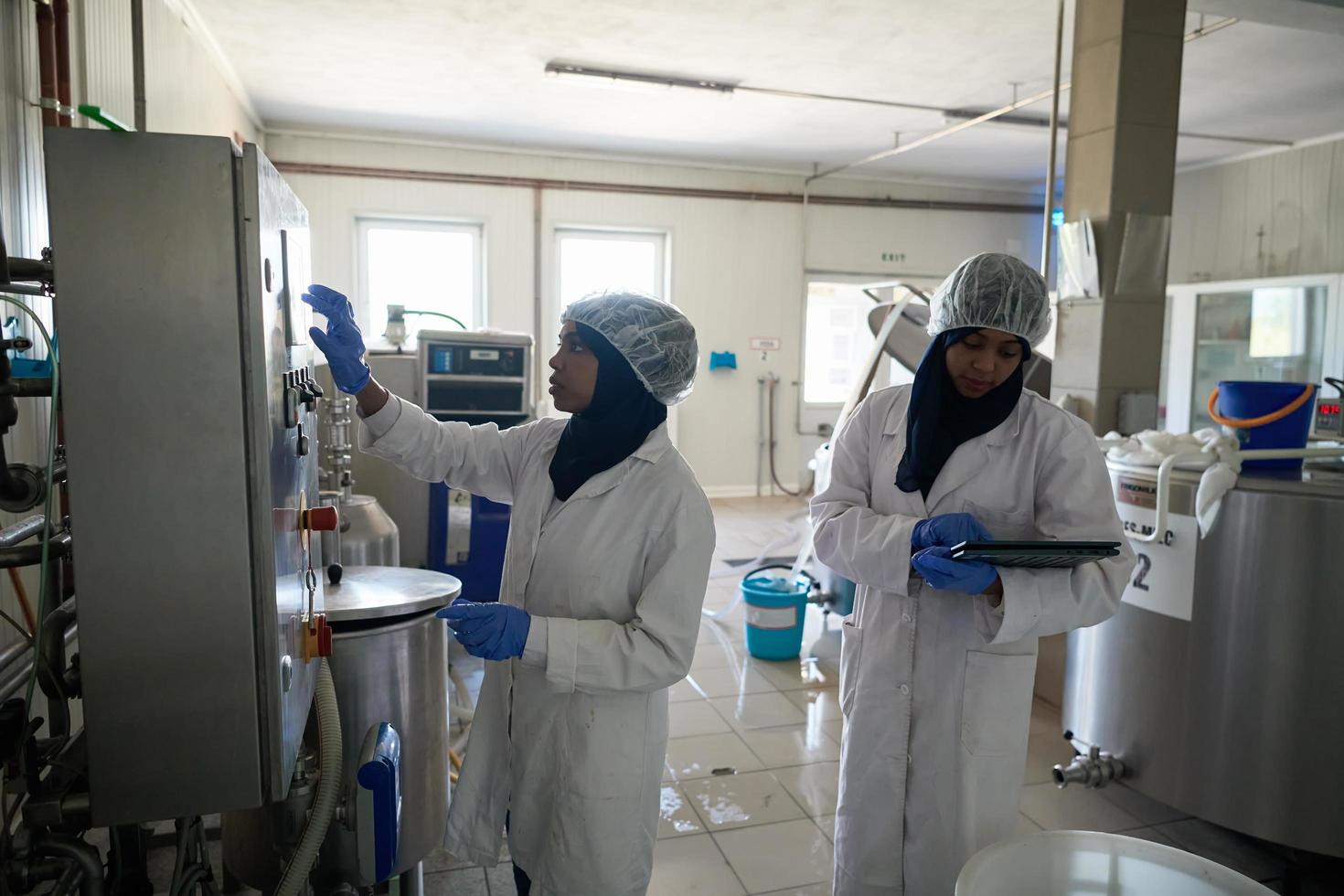 equipe de mulher de negócios na empresa de produção de queijo local foto